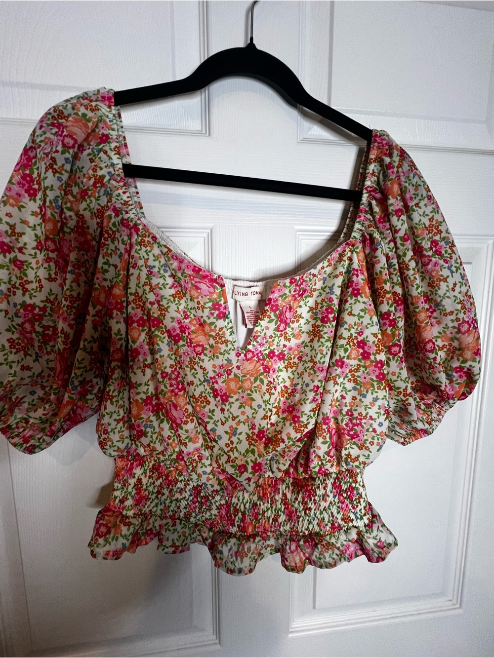 Flying Tomato Floral Puff-Sleeve Crop Top in Pink, Green and Cream